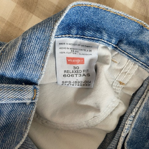 Wrangler jean shorts! Size 30. - Picture 4 of 4